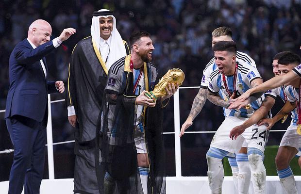 Ofertă incredibilă pentru „bisht-ul” primit de Lionel Messi: 1 milion de dolari!