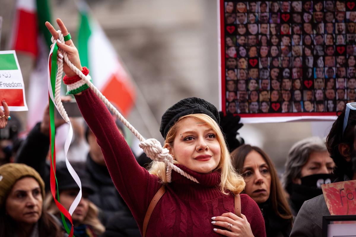 Au ridicat eșafodul! Tragedie în Iran: CNN anunță că execuția unui fotbalist e iminentă