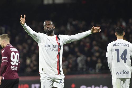 Fikayo Tomori a deschis scorul la Salerno și a ieșit accidentat în minutul 65 // Foto: Imago