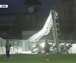 Clipe de groază: unul dintre stâlpii nocturnei s-a prăbușit chiar în timpul meciului!