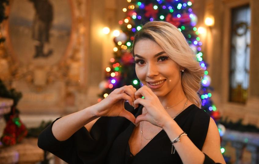 Berndette Szocs  în fața bradului de Crăciun FOTO Cristi Preda