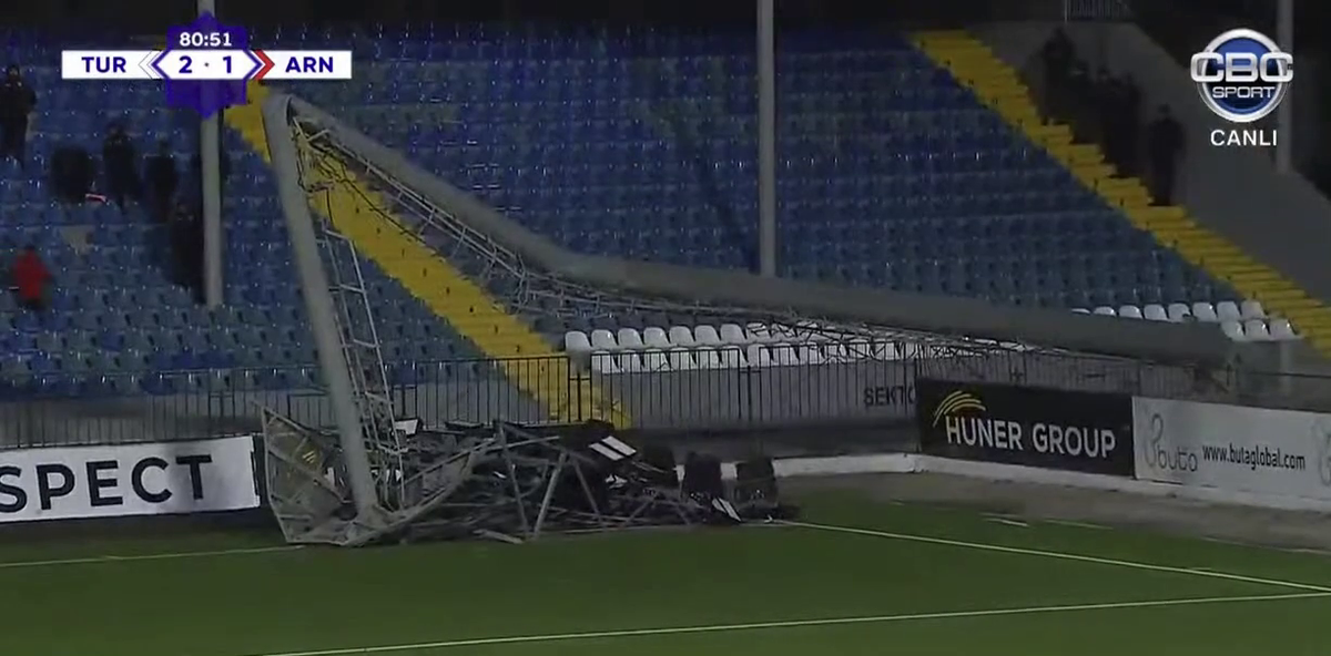 Clipe de groază: unul dintre stâlpii nocturnei s-a prăbușit chiar în timpul meciului!