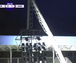 Clipe de groază: unul dintre stâlpii nocturnei s-a prăbușit chiar în timpul meciului!