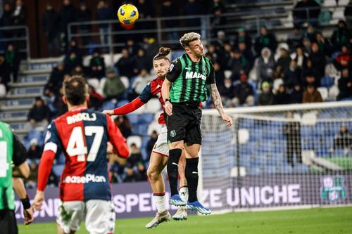 Radu Drăgușin, în duel cu Andrea Pinamonti // Foto: Imago