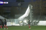 Clipe de groază: unul dintre stâlpii nocturnei s-a prăbușit chiar în timpul meciului!
