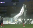 Clipe de groază: unul dintre stâlpii nocturnei s-a prăbușit chiar în timpul meciului!