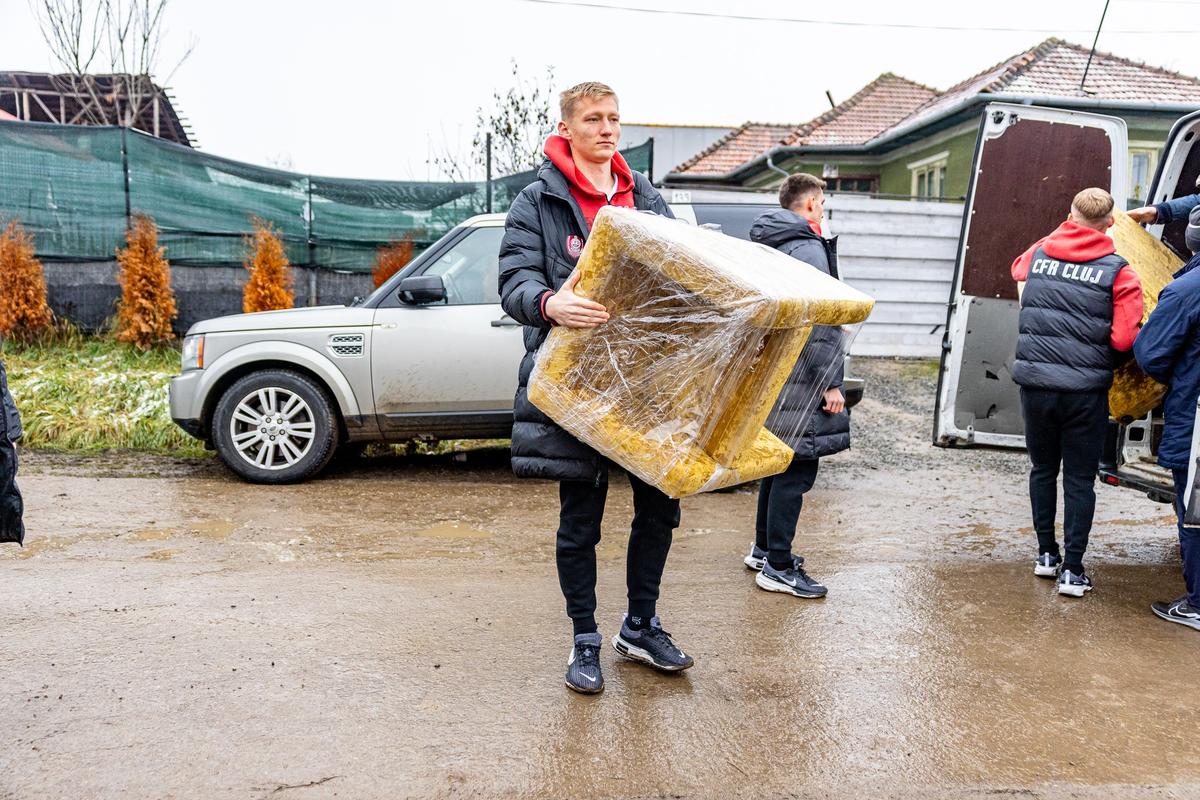 Imaginile zilei vin de la Cluj! Jucătorii lui CFR, gest superb: nu au ținut cont de noroiul care „inunda” gospodăriile
