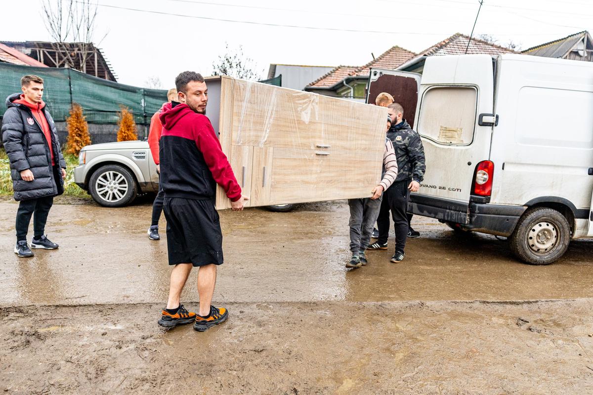 Imaginile zilei vin de la Cluj! Jucătorii lui CFR, gest superb: nu au ținut cont de noroiul care „inunda” gospodăriile