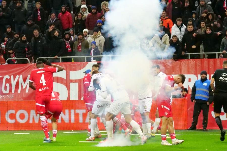 Momentul când o petardă FS3 explodează, literalmente, lângă fotbaliștii celor două echipe / FOTO: Andrei Furnigă (GSP) Cum intră ultrașii cu petarde și torțe fără să fie prinși? Ipoteză surprinzătoare în direct, după Dinamo - Rapid: „Prietenii, complicități!”