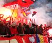 Dinamoviștii au făcut abuz de torțe și petarde duminică seara / FOTO: Gazeta Sporturilor