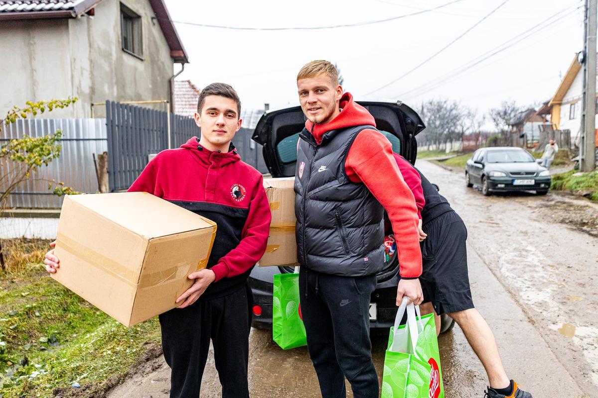 Imaginile zilei vin de la Cluj! Jucătorii lui CFR, gest superb: nu au ținut cont de noroiul care „inunda” gospodăriile