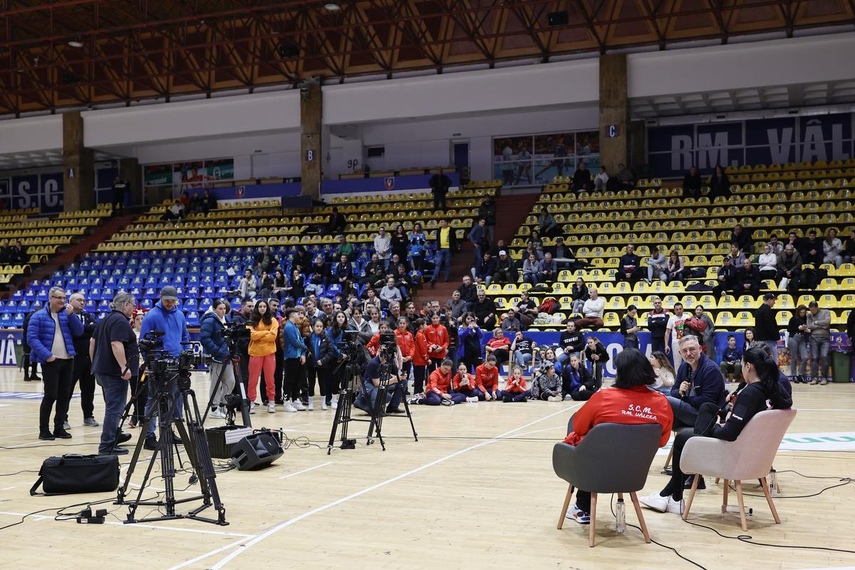 Tricou special cu Cristina Neagu, la evenimentul de retragere de la Râmnicu Vâlcea! Cât a costat » Imaginile surprinse de reporterii GSP