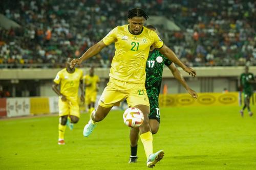 Siyabonga Ngezana, fundașul central de la FCSB, a fost integralist pentru Africa de Sud în meciul cu Angola, câștigat cu 2-1, în prima etapă a grupelor Cupei Africii pe Națiuni/ foto Imago Images