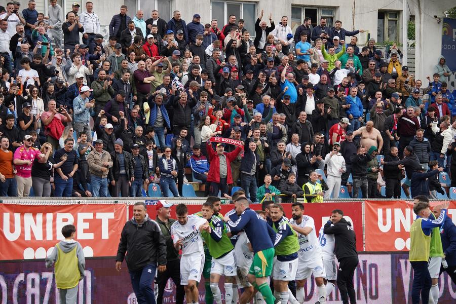 Șefii Botoșaniului plănuiesc noi strategii pentru a menține pline tribunele arhaicului stadion din oraș Foto: https://www.facebook.com/fcbotosani Ziua Z la Botoșani: „Alegem antrenorul între Croitoru și el” + Buget de criză: „Astea vor fi salariile în lot. Nu mai trecem linia roșie!”