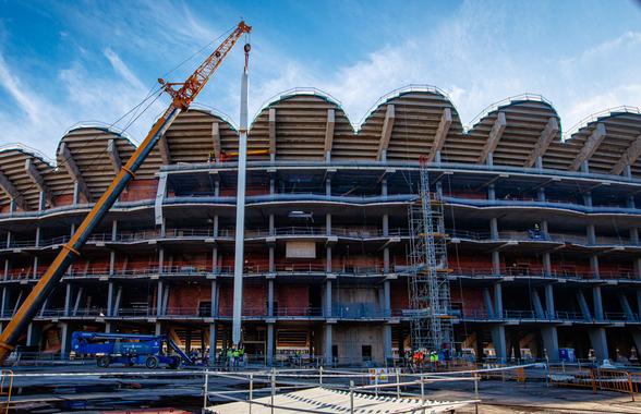 La 19 ani de la startul proiectului, au început să monteze acoperișul stadionului! Imagini de pe un șantier plin de controverse