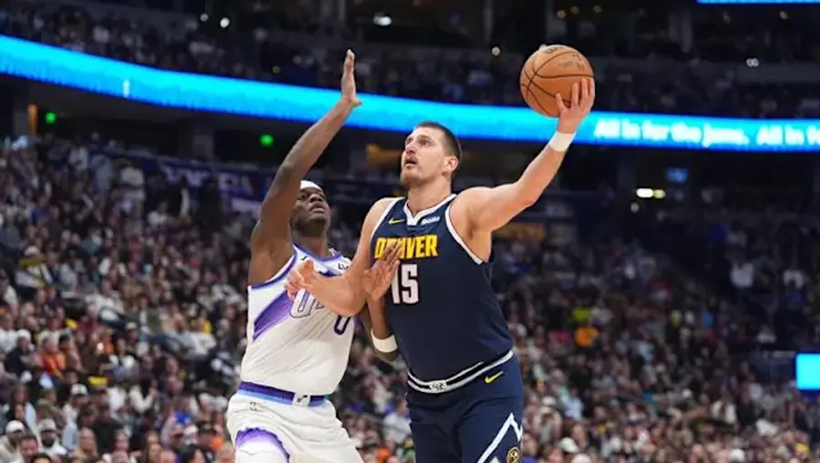 Nikola Jokic, numărul 15, în Denver Nuggets - Utah Jazz / Yahoo Sports Jokic nu se oprește! Un nou triple-double realizat de sârb