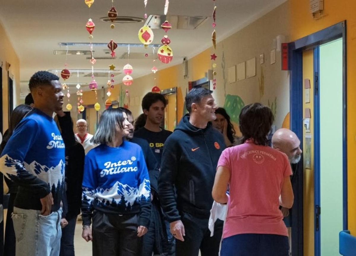 Cristi Chivu, Javier Zanetti, Denzel Dumfries și Pio Esposito, în vizită la copiii din Spitalul San Raffaele