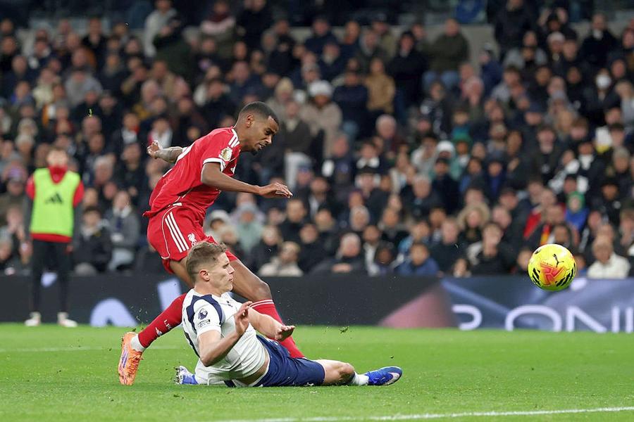 Intrarea lui Van de Ven asupra lui Isak/ foto: Guliver/GettyImages Lovitură pentru Liverpool! Arne Slot a anunțat cât lipsește Isak