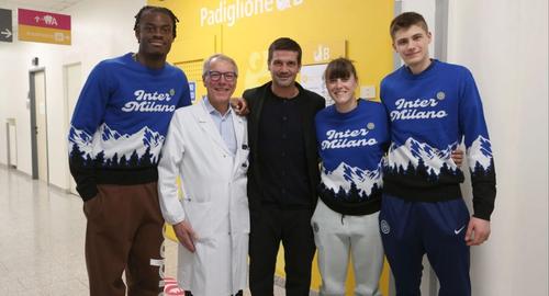 Cristi Chivu (în mijloc) a făcut parte din delegația lui Inter care a vizitat secția de pediatrie a spitalului San Rafffaele din Milano / Foto: inter.it