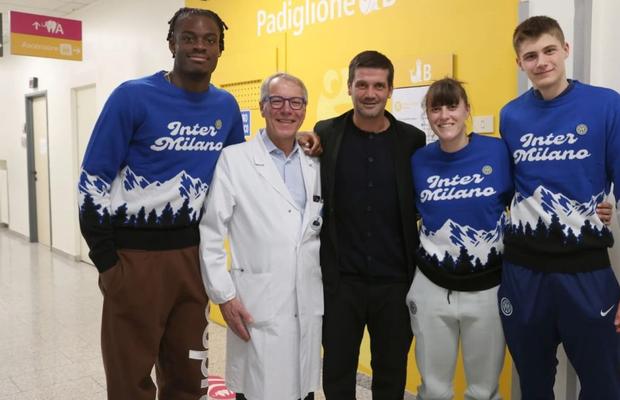 Gestul de suflet făcut de Cristi Chivu » Vizită de Crăciun a lui Inter la copiii dintr-un spital din Milano