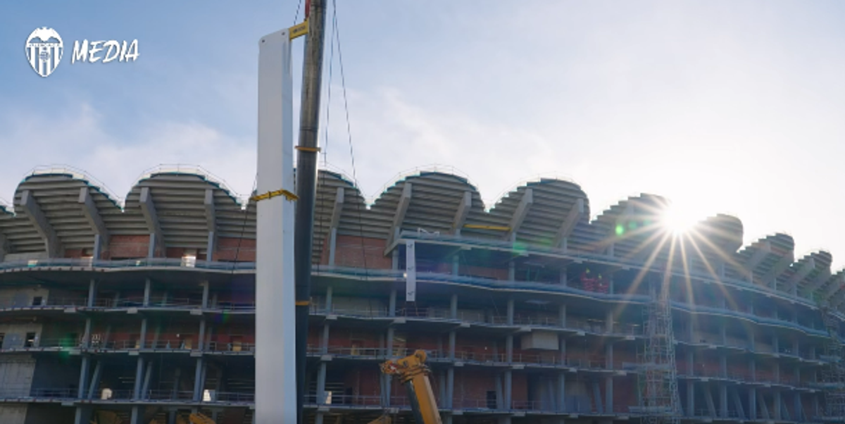 La 19 ani de la startul proiectului, au început să monteze acoperișul stadionului! Imagini de pe un șantier plin de controverse