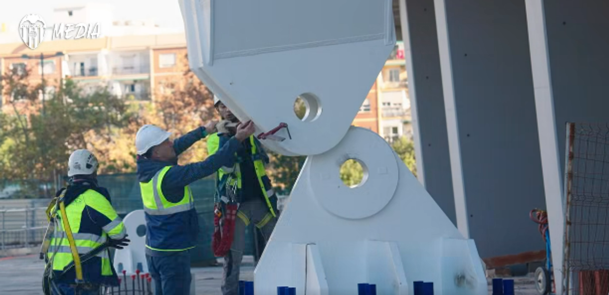 La 19 ani de la startul proiectului, au început să monteze acoperișul stadionului! Imagini de pe un șantier plin de controverse