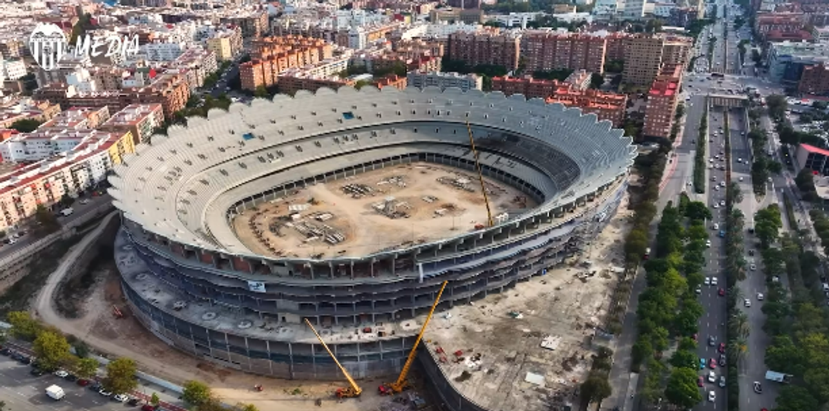 La 19 ani de la startul proiectului, au început să monteze acoperișul stadionului! Imagini de pe un șantier plin de controverse