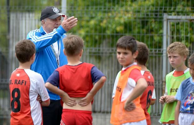 Antrenează de zeci de ani la juniori și face un tablou sumbru pentru fotbalul românesc: „Nu-l mai copiați pe Guardiola! Noi avem stilul nostru!”