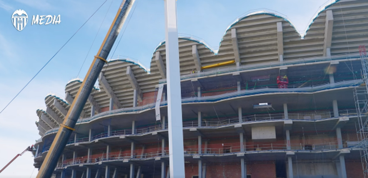 La 19 ani de la startul proiectului, au început să monteze acoperișul stadionului! Imagini de pe un șantier plin de controverse