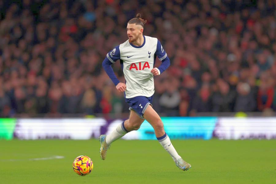 Radu Drăgușin, în tricoul lui Tottenham/ foto Guliver/GettyImages Trei variante: italienii au anunțat unde poate ajunge Radu Drăgușin, dacă pleacă de la Tottenham
