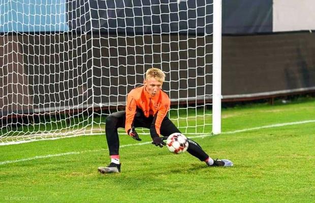 CFR CLUJ // Otto Hindrich, liceanul din poartă » Primește temele pe WhatsApp și le face seara, în cantonament