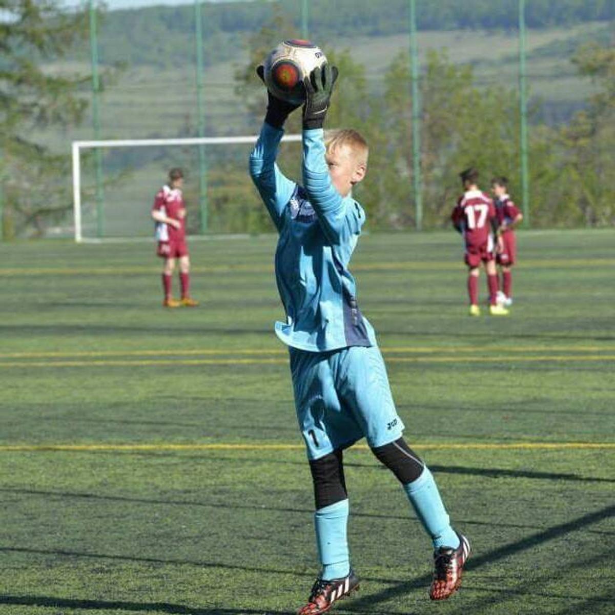 CFR CLUJ // Otto Hindrich, liceanul din poartă » Primește temele pe WhatsApp și le face seara, în cantonament