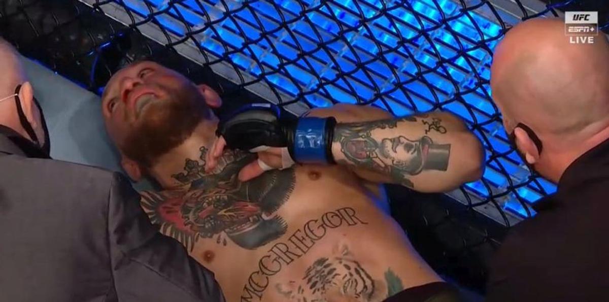 Momentul în care Conor McGregor a cedat psihic + Primul contact cu Dustin Poirier după meci: „Mi-ai f*** piciorul, nenorocitule!”