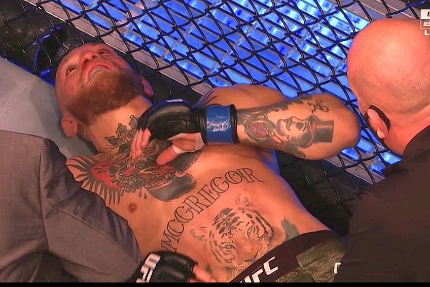 Conor McGregor a terminat la podea lupta cu Dustin Poirier