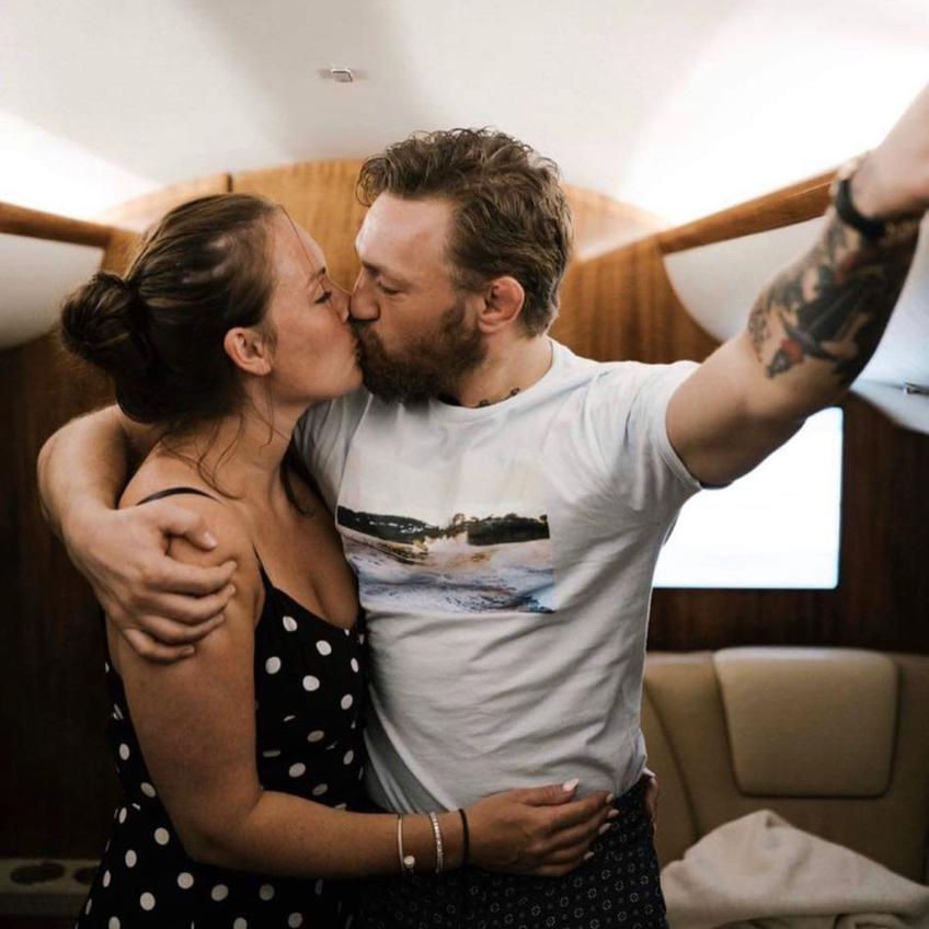 Dee Devlin (33 de ani) și Conor McGregor (33 de ani) formează un cuplu de 13 ani și au împreună doi copii, iar superstarul din UFC a anunțat în 2020 că se va căsători cu femeia care a fost alături de el de la 19 ani.