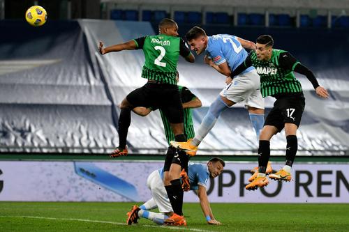 Lazio, cu Ștefan Radu (34 de ani) integralist, a învins-o pe Sassuolo, scor 2-1, în runda cu numărul 19 din Serie A. Vlad Chiricheș (31 de ani), suspendat, nu a evoluat la oaspeți.