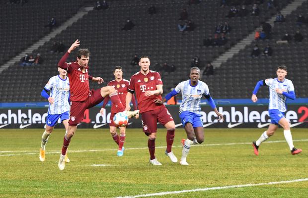 Un fan Hertha a vrut să-și ajute echipa în meciul cu Bayern Munchen, dar mai rău a încurcat-o!