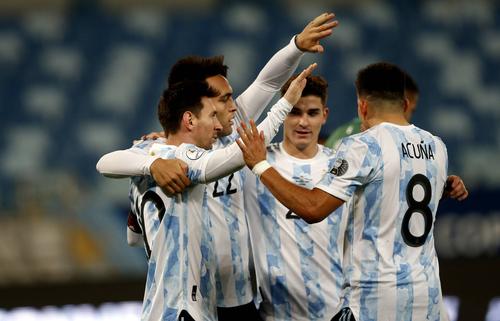 Julian Alvarez, în centrul imaginii, la Copa America / FOTO: Imago-Images