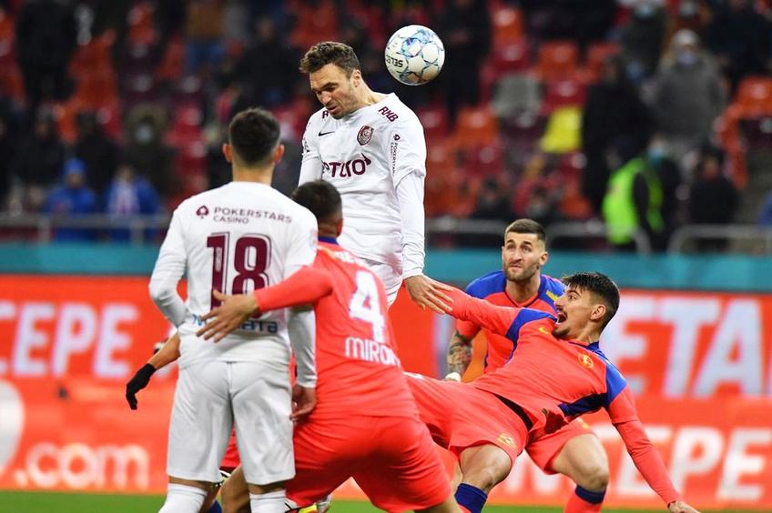 Andrei Miron (#4) privește cum Gabriel Debeljuh lovește mingea cu capul // foto: Raed Krishan - GSP