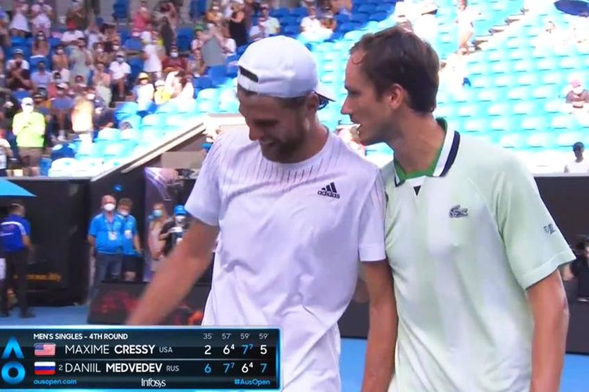 Daniil Medvedev (2 ATP) a trecut de americanul Maxime Cressy (70 ATP), scor 6-2, 7-6(4), 6-7(4), 7-5, și s-a calificat în sferturile de finală de la Australian Open.