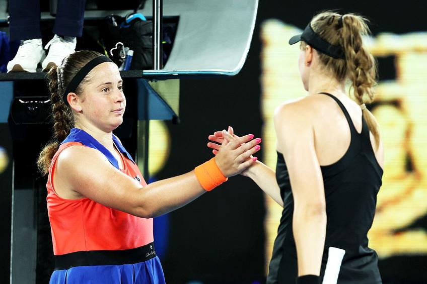 Elena Rybakina a învins-o în două seturi pe Jelena Ostapenko (stânga) // foto: Guliver/gettyimages
