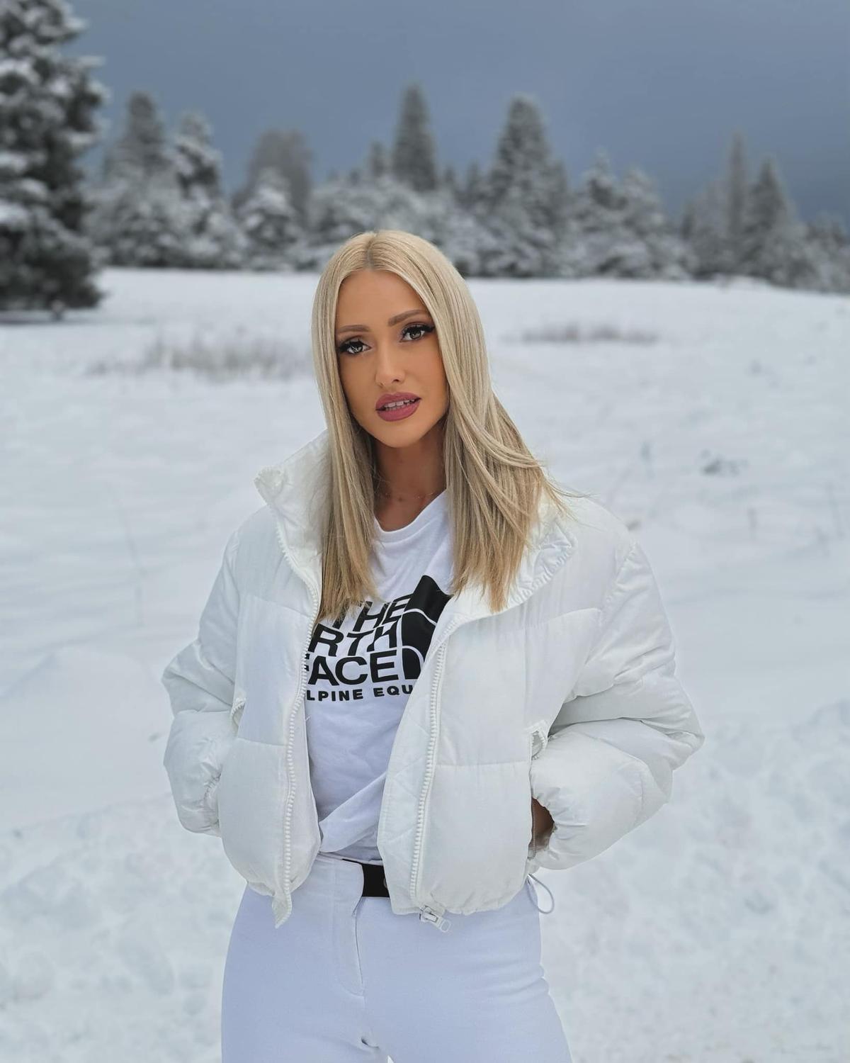 Iuliana Pepene, cea mai sexy prezentatoare de știri din România, se „luptă” cu greutățile în sala de forță