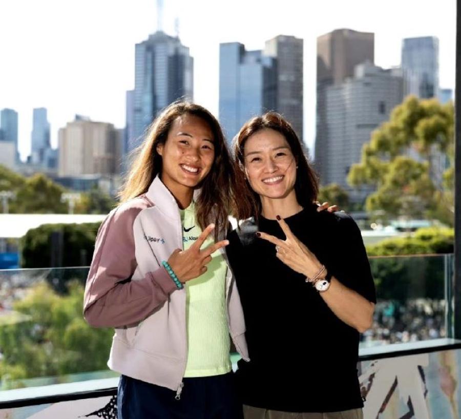 Qinwen Zhang și Li Na s-au întâlnit la Melbourne Foto: X Qinwen Zheng, calificată în semifinale la Melbourne, Top 10 și umor chinezesc: „Nu pot îmbunătăți prea multe în 24 de ore!” + conversație-fulger cu Djokovic