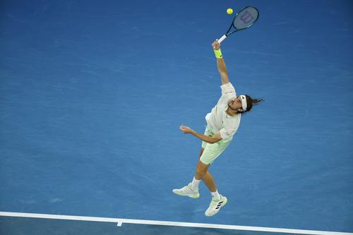 Stefanos Tsitsipas în acțiune la Melbourne FOTO Guliver/GettyImages