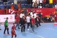Scene incredibile în semifinalele CA la handbal masculin » Au luat la bătaie arbitrul, 5 jucători au fost arestați!