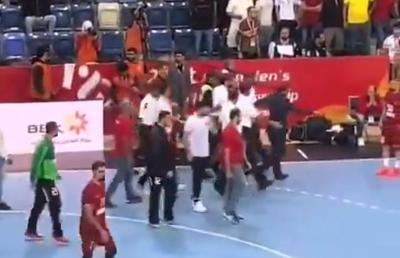Scene incredibile în semifinalele CA la handbal masculin » Au luat la bătaie arbitrul, 5 jucători au fost arestați!