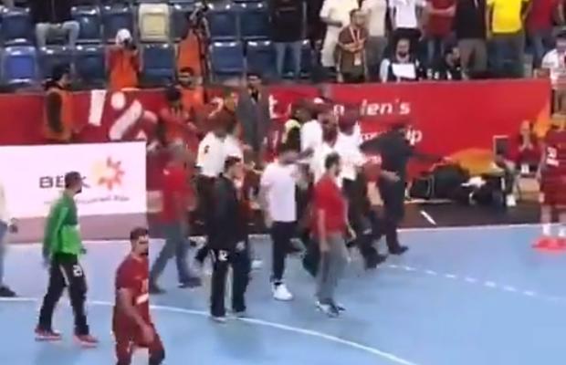 Scene incredibile în semifinalele CA la handbal masculin » Au luat la bătaie arbitrul, 5 jucători au fost arestați!