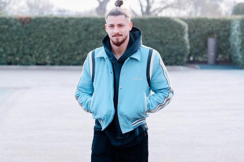 Radu Drăgușin (21 de an) a avut o apariție apreciată de fanii lui Tottenham. Fundașul „tricolor” a apărut într-o jachetă asortată la culorile clubului.