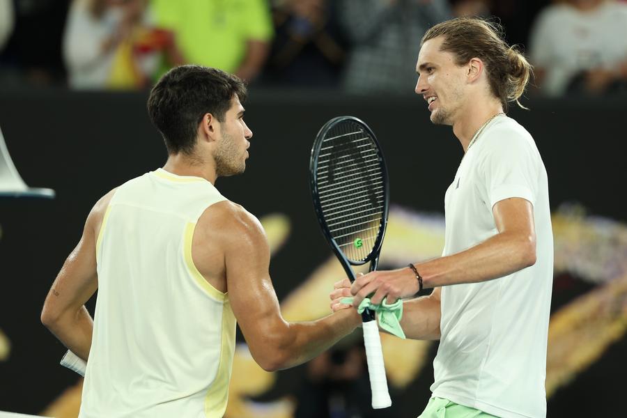 Carlos Alcaraz și Alexander Zverev la finalul partidei din sferturi de finală FOTO Guliver/GettyImages Alexander Zverev e din nou în semifinale la Australian Open după o victorie senzațională în fața lui Carlos Alcaraz