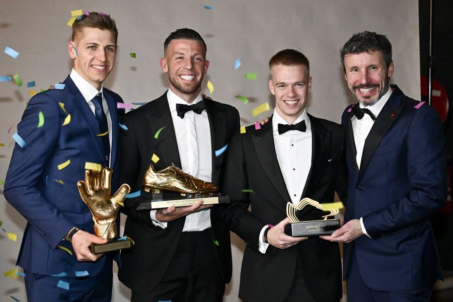 Arthur Vermeeren (al doilea din dreapta), pe 18 ianuarie, la gala fotbalului belgian. A fost ales „promisiunea anului” în 2023 Foto: Imago Diferență colosală! Atletico plătește 800.000 pe Moldovan și 25 de milioane pe un puști de 18 ani!